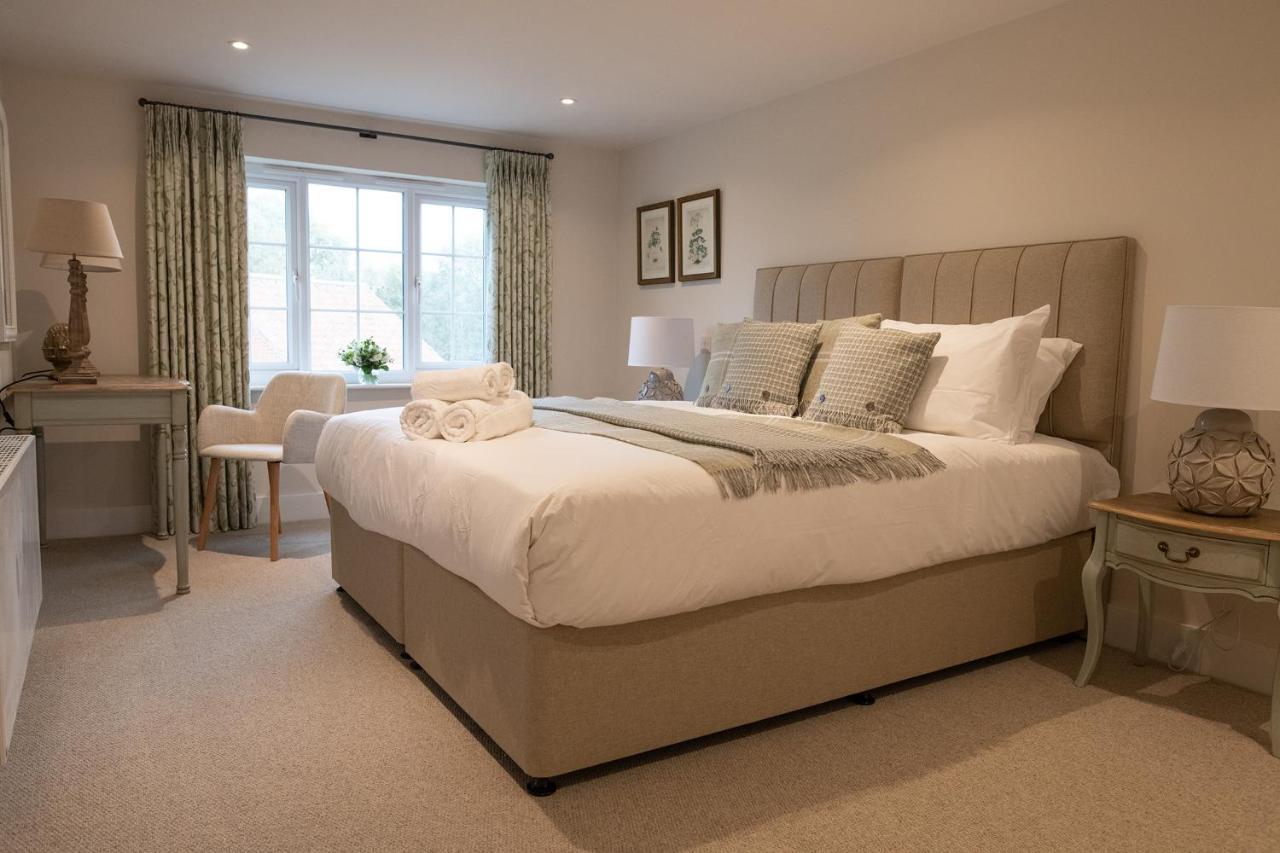 The Three Horseshoes Briston Room photo