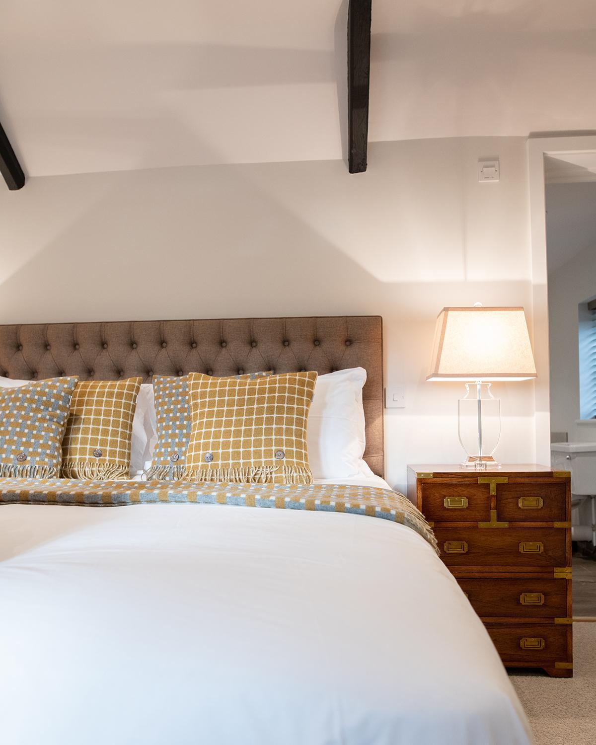 The Three Horseshoes Briston Room photo