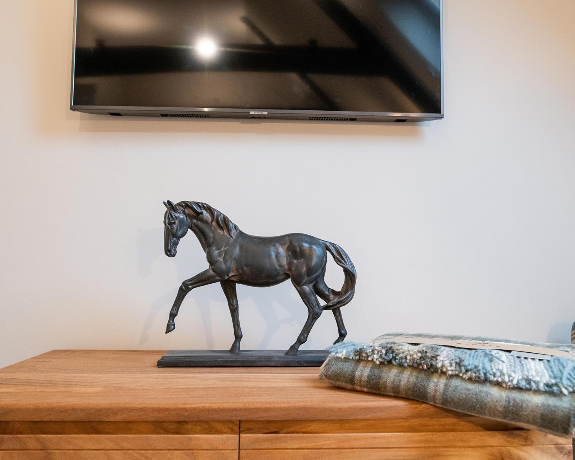 The Three Horseshoes Briston Room photo