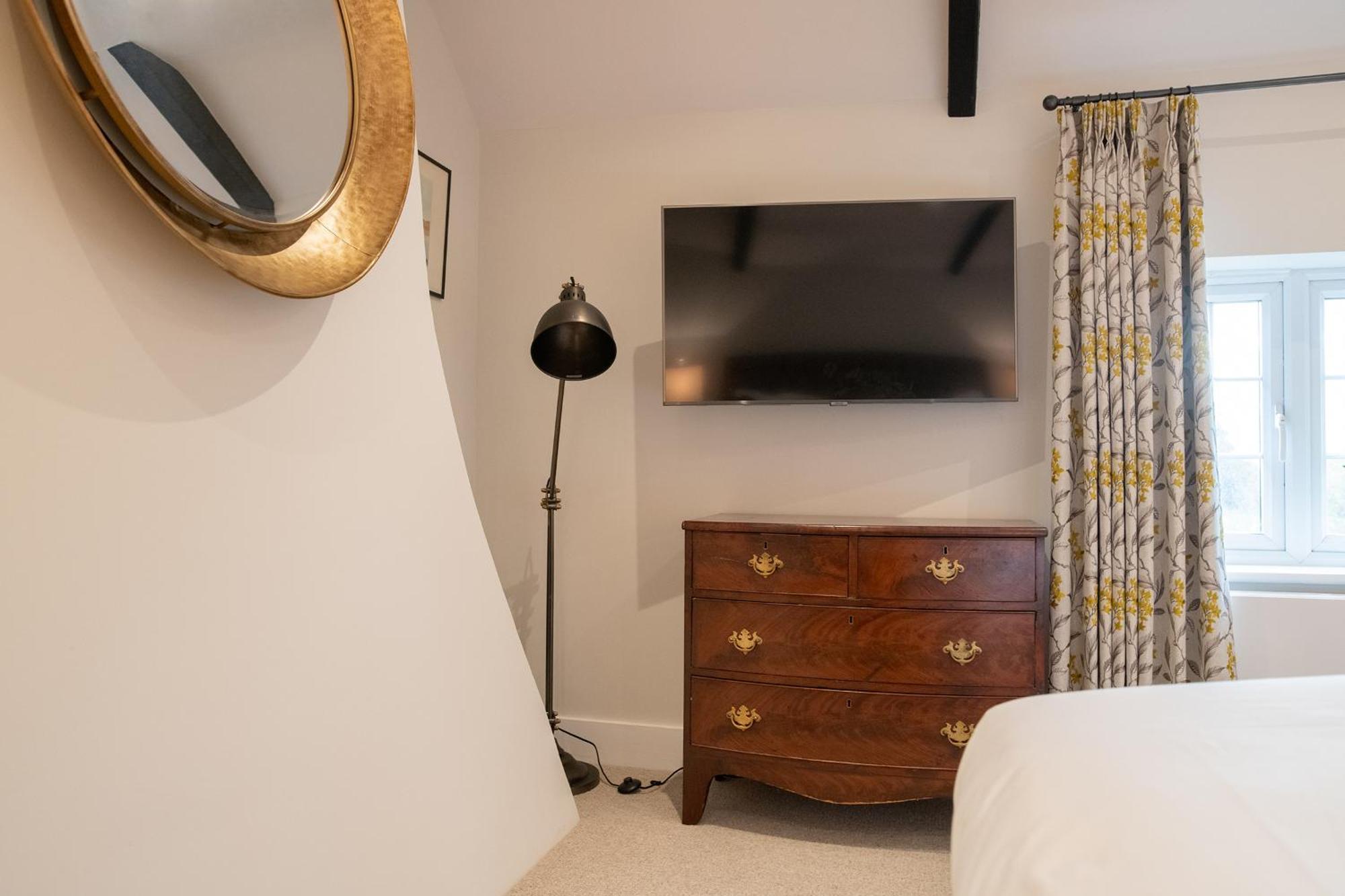 The Three Horseshoes Briston Room photo