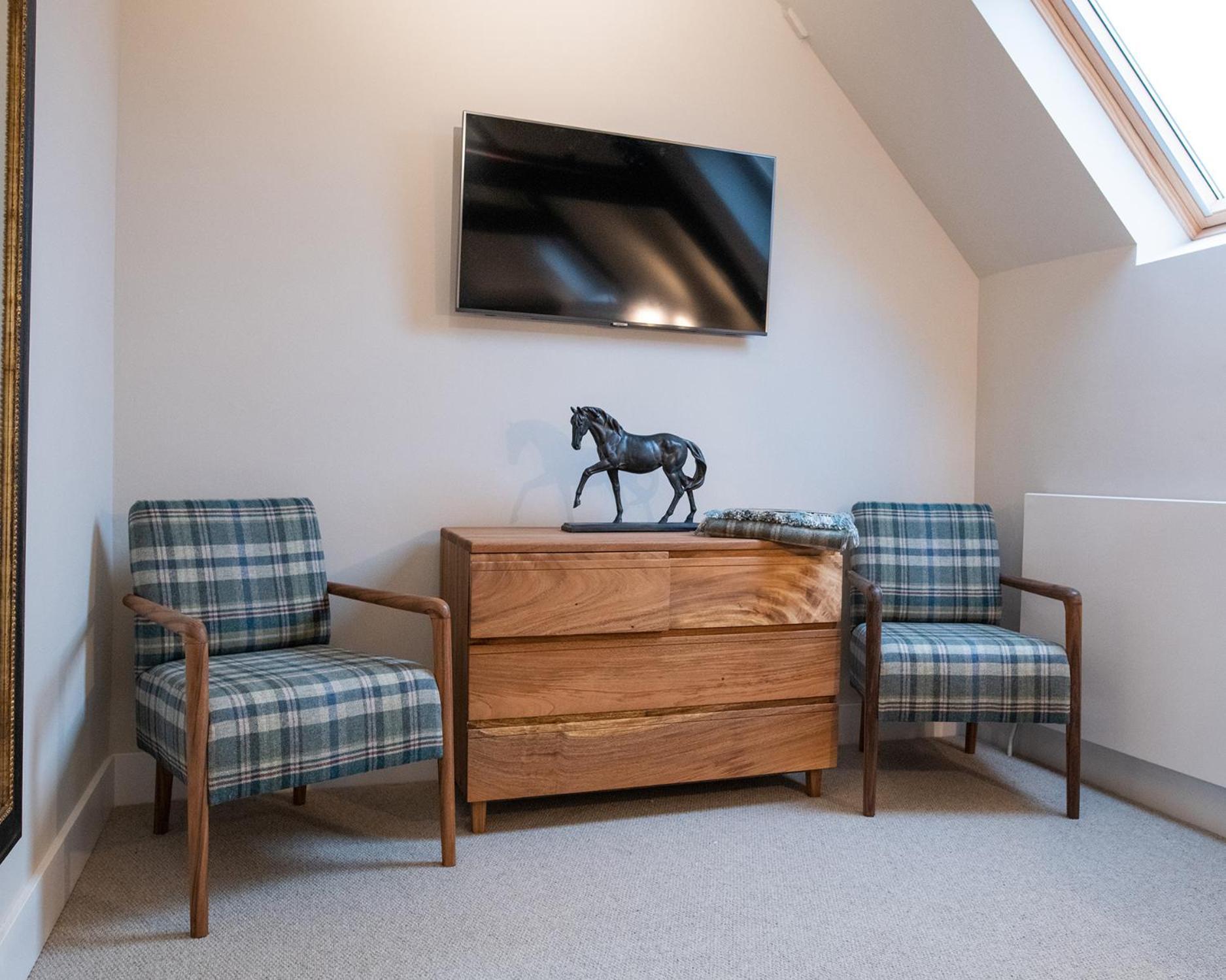 The Three Horseshoes Briston Room photo