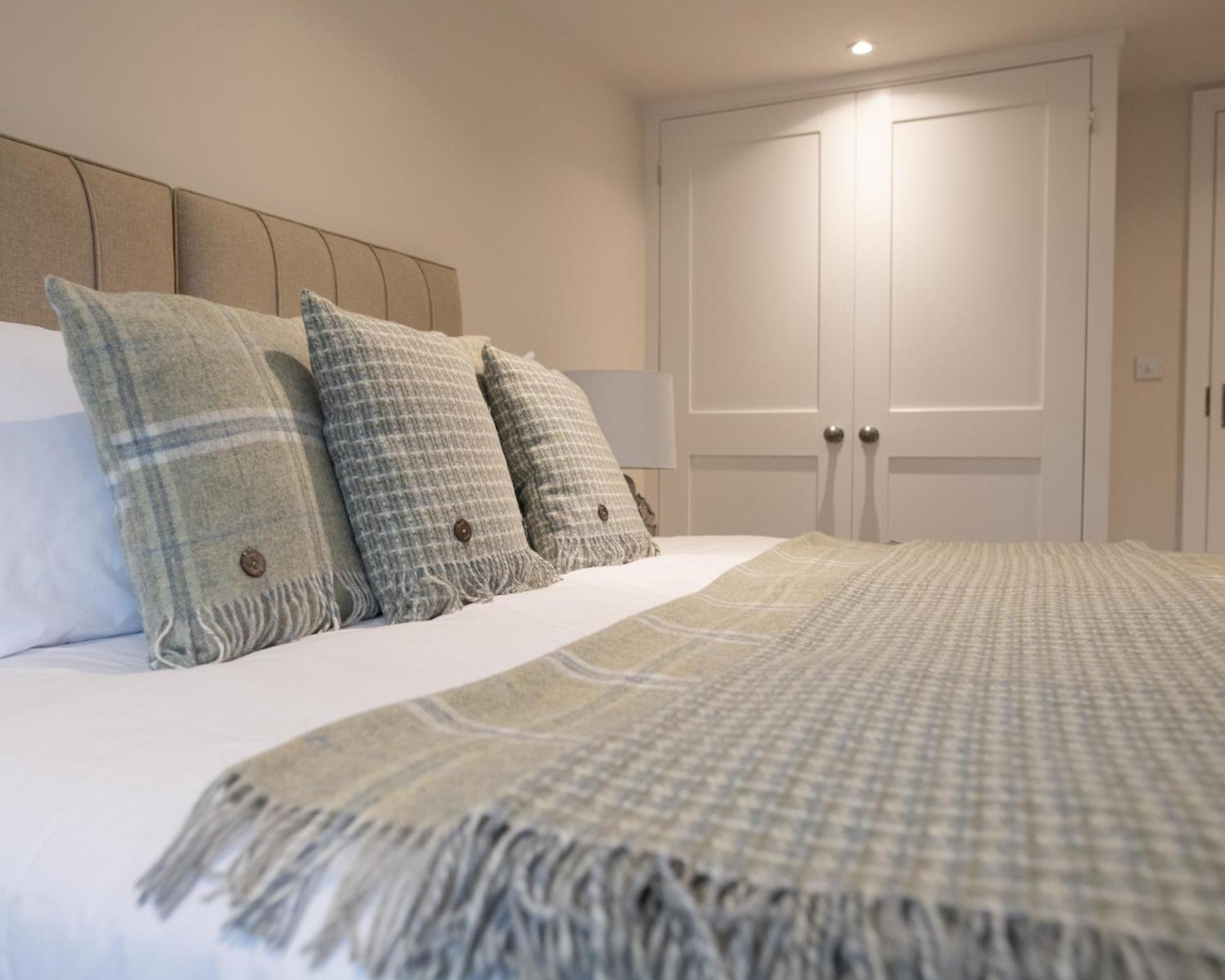 The Three Horseshoes Briston Room photo