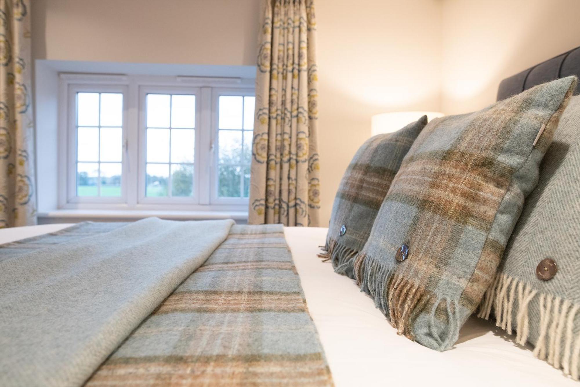 The Three Horseshoes Briston Room photo