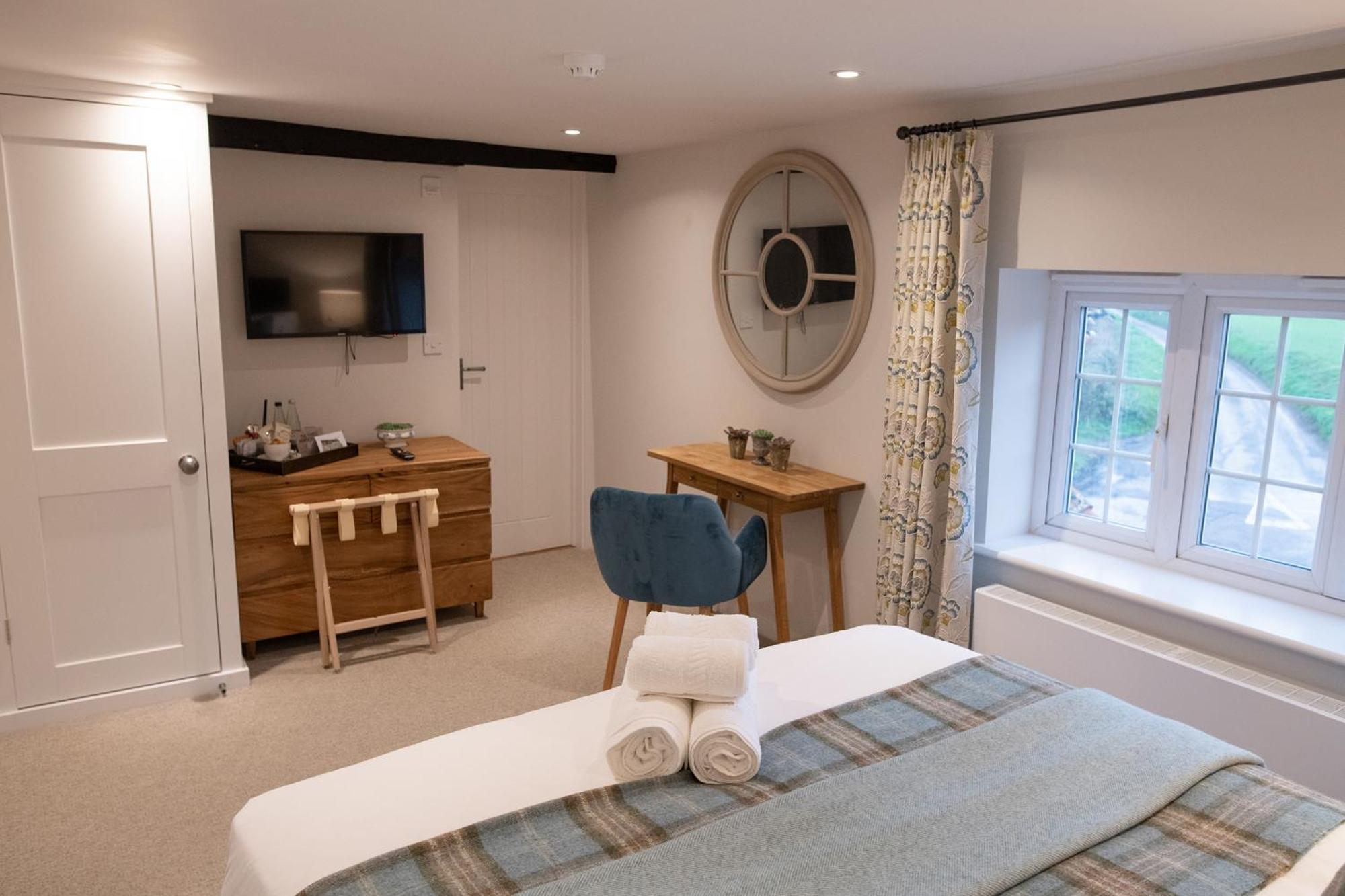 The Three Horseshoes Briston Room photo